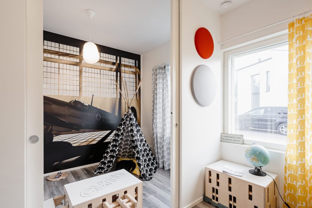 conception d'une maison avec des portes coulissantes pour chaque espace