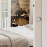 Vue rapprochée d'une porte coulissante en bois avec poignée rondo