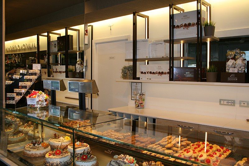 Intérieur d'une pâtisserie remplis de croissants et pains au chocolat