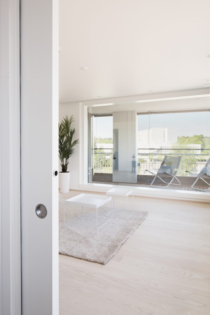 Vue rapprocher d'une porte coulissante pour délimiter les espaces d’un appartement