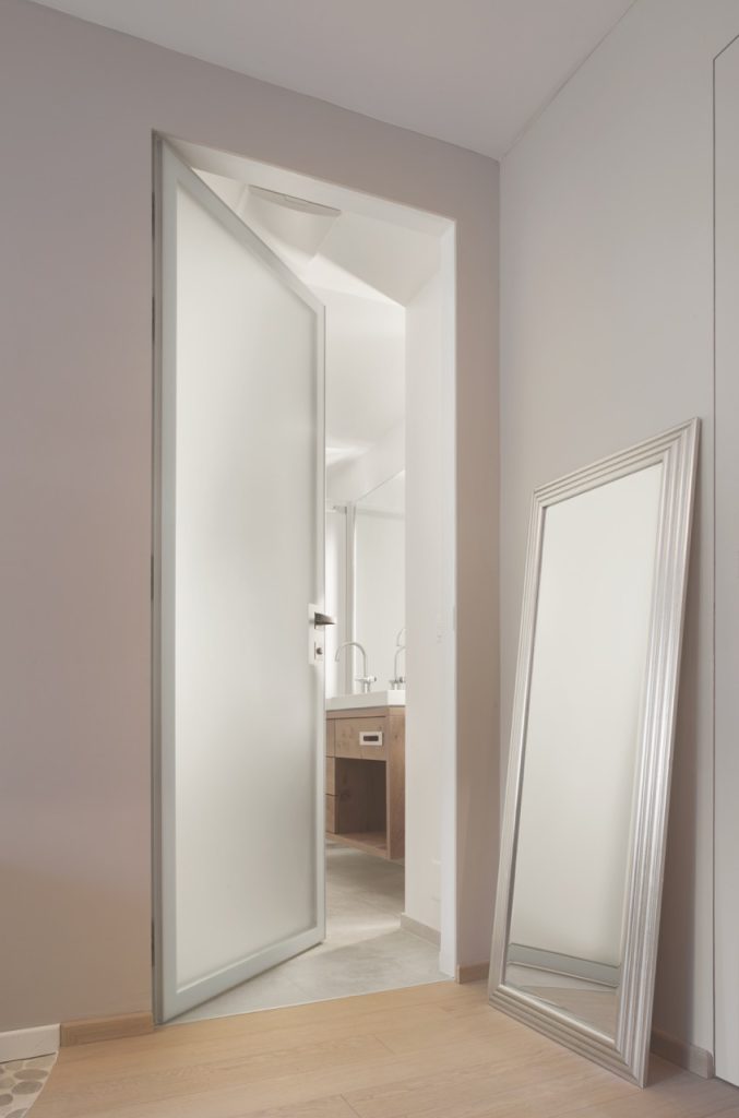 Syntesis Battant avec une porte verre et aluminium ouverte sur la salle de douche