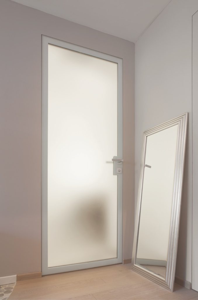 Syntesis Battant avec une porte verre et aluminium