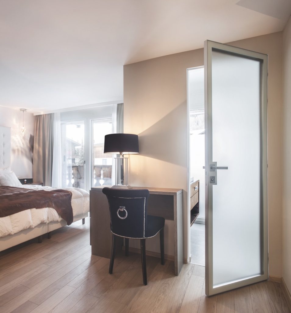 Une porte battante Syntesis dans un chalet de rêve