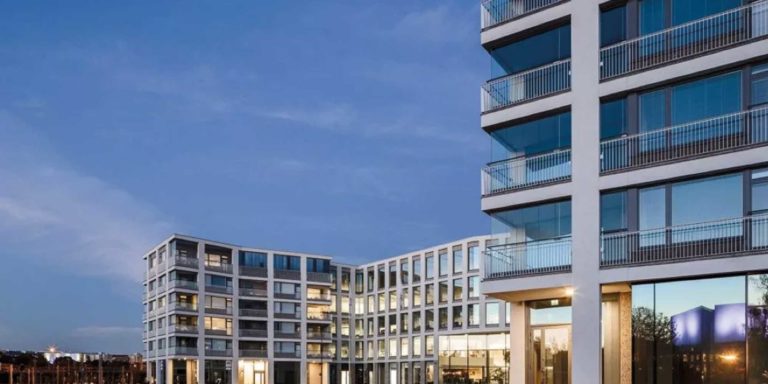 Les portes coulissantes ECLISSE complètent le décor luxueux de cet immeuble en délimitant les espaces avec discrétion et élégance.