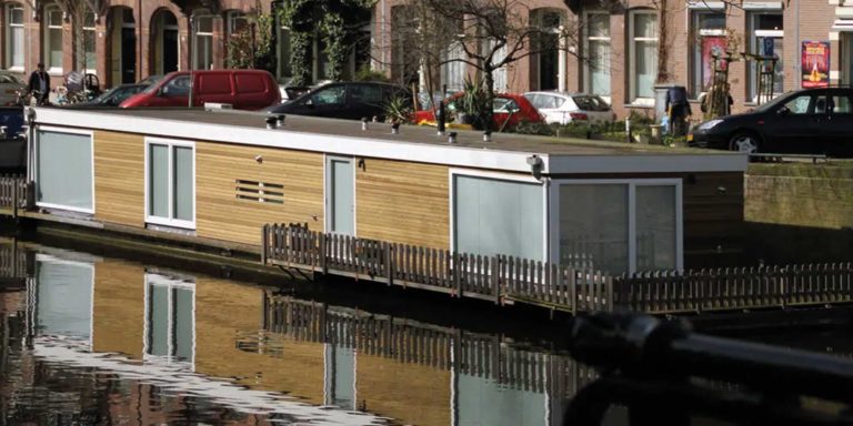 La difficulté ? Conserver le caractère atypique. La solution ? Souligner les volumes par des matériaux adaptés : parquet, portes invisibles …