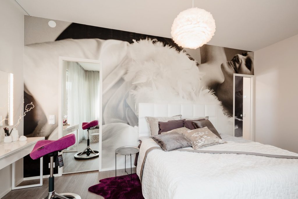 Aménagement intérieur d'une chambre à couché avec porte coulissante et papier peint graphique !