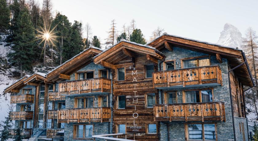 Vue extérieure d'un chalet de rêve en suisse