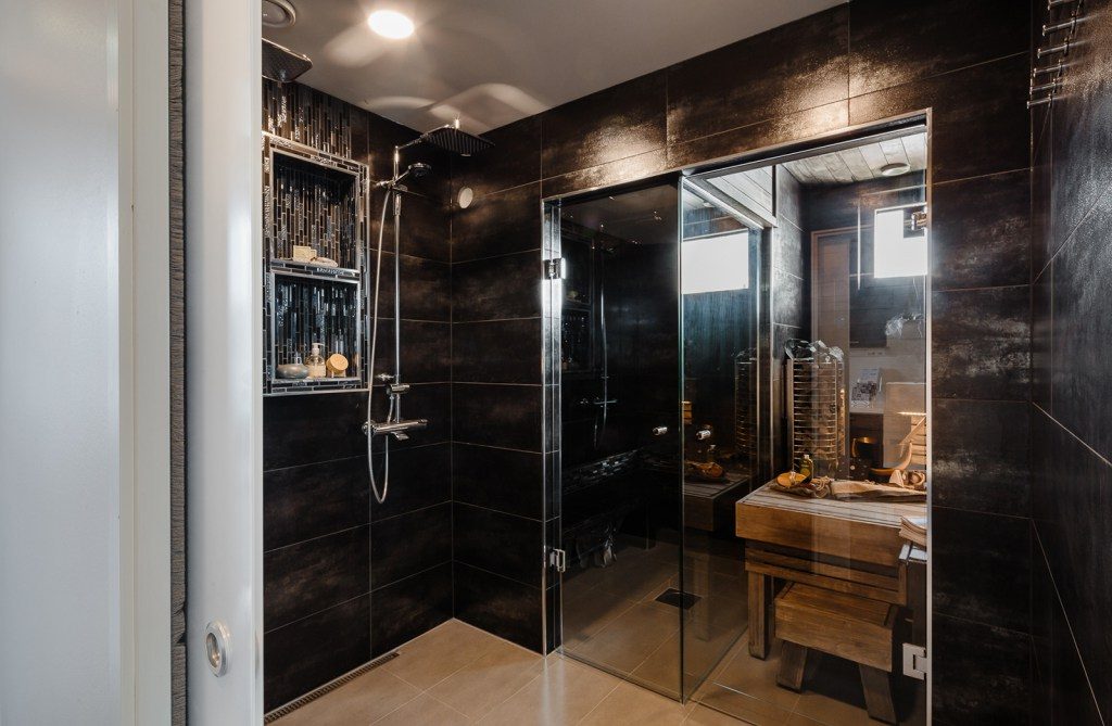 Aménagement intérieur d'une salle de douche noire et marron
