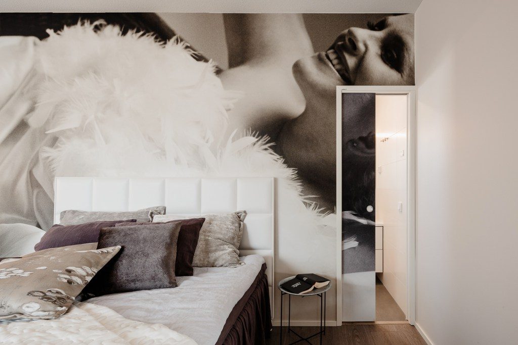 Une porte coulissante intégrant un miroir pour magnifier le design de la chambre parentale