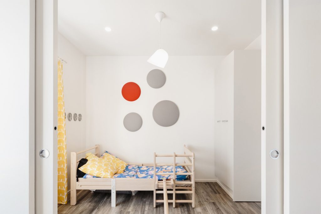 Double porte coulissante Syntesis® Line ECLISSE entre la chambre et la salle de jeux des enfants