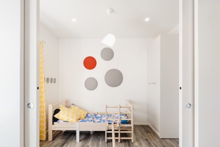 Double porte coulissante Syntesis® Line ECLISSE entre la chambre et la salle de jeux des enfants