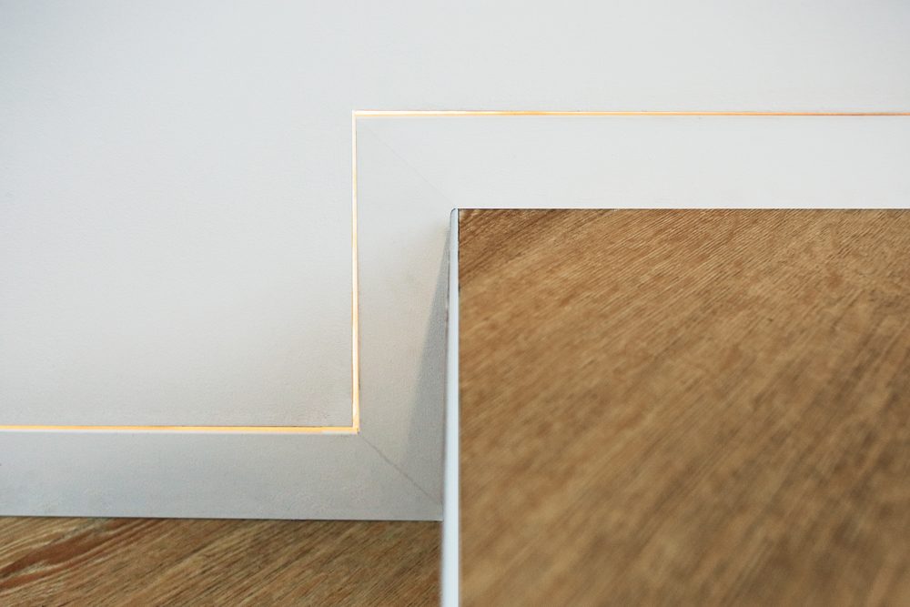 Plinthe à fleur de cloison Syntesis avec LED intégré