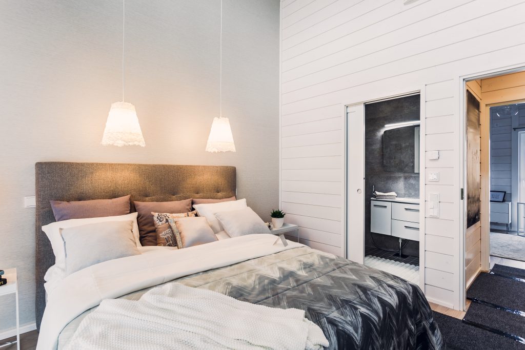 Une porte coulissante qui sépare le coin eau du coin nuit de la chambre parentale