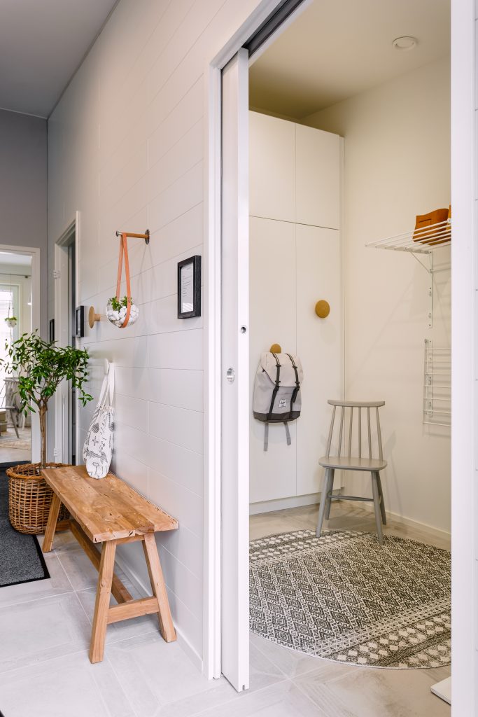 Système coulissant pour séparer le couloir du dressing à l'entrée