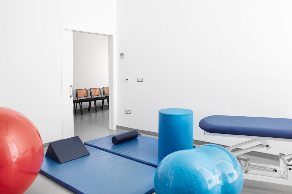 Accessibilité avec une porte coulissante Hoist pour centre kiné