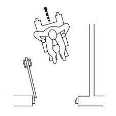 circulation d'une personne en fauteuil roulant avec une porte battante