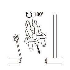 circulation d'une personne en fauteuil roulant avec une porte battante