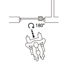 circulation d'une personne en fauteuil roulant avec une porte battante