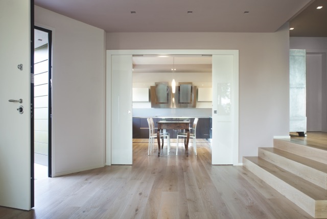 Un aménagement intérieur optimisé avec une porte coulissante à double vantaux parallèles