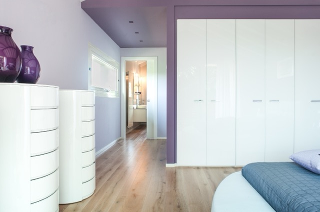 Une chambre avec un aménagement repensé et optimisé grâce à une porte coulissante
