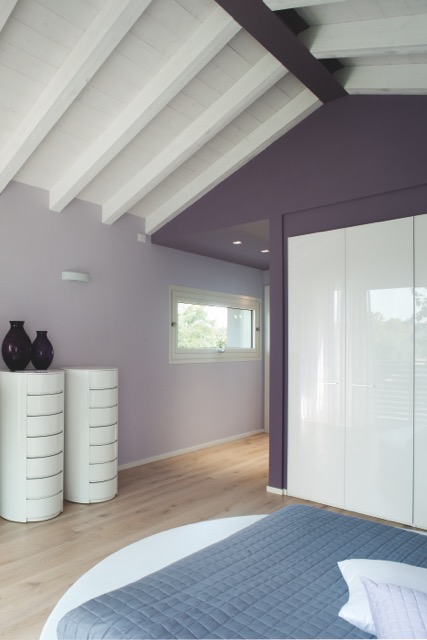 Une chambre avec un aménagement repensé et optimisé grâce à une porte coulissante