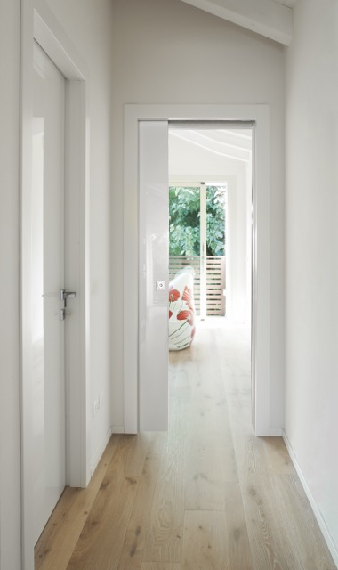 Une chambre avec un aménagement repensé et optimisé grâce à une porte coulissante
