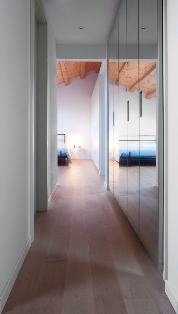 Le couloir donnant sur le côté nuit du corps de ferme de ce projet de rénovation