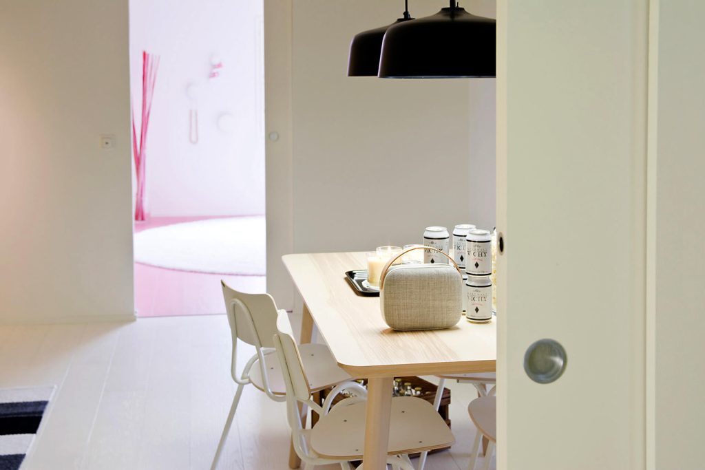 Une porte coulissante pour séparer les espaces d'un projet imaginé par des enfants