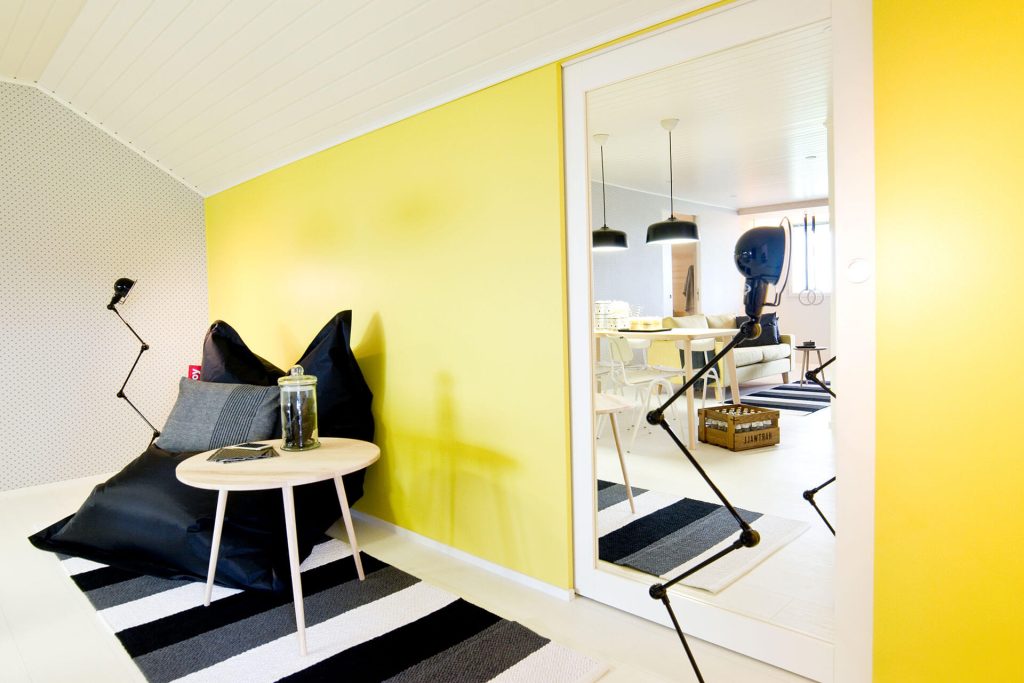 Une porte coulissante ECLISSE Syntesis Line pour séparer les espaces de cet étage