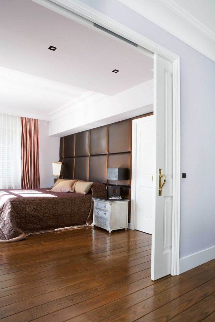 Une porte coulissante pour un aménagement compatible PMR