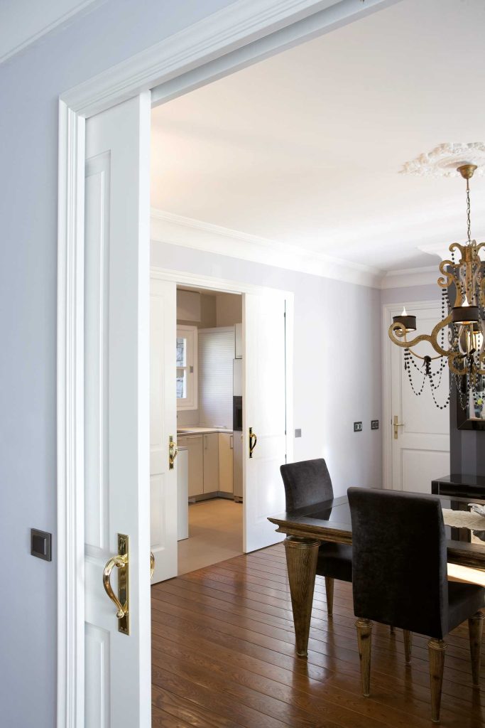 Une portes à galandage pour PMR dans une rénovation de maison vue sous un autre angle du salon