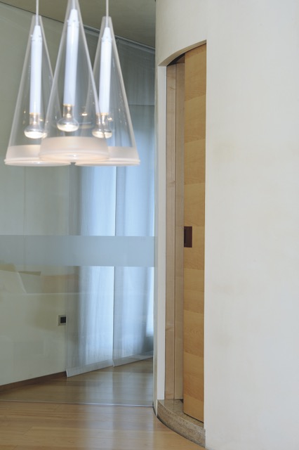 Une porte coulissante courbe ECLISSE Circular pour parfaire le style atypique de cette rénovation