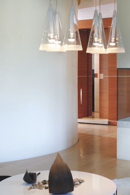 Des courbes organiques habillent cet appartement en pleine rénovation