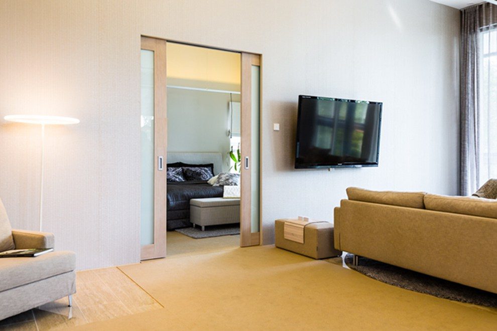 Porte coulissante en bois et verre dans un salon moderne