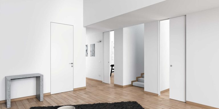 Porte battante affleurante et porte coulissante invisible de la Collection Syntesis ECLISSE