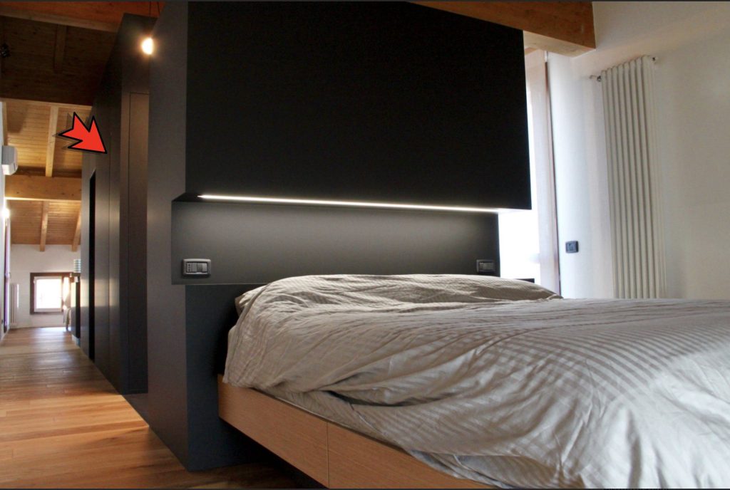 Un bloc central peint en noir délimite les espaces jours et nuits de cet appartement mansardé