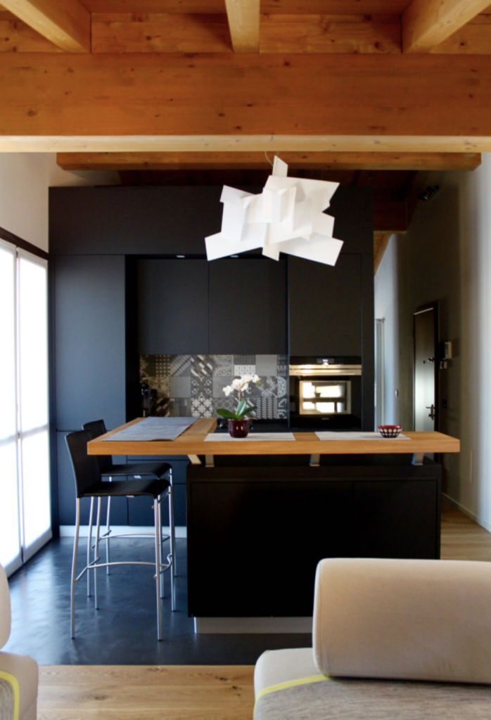 Vue de la cuisine depuis le salon pour ce projet d'aménagement en mansarde