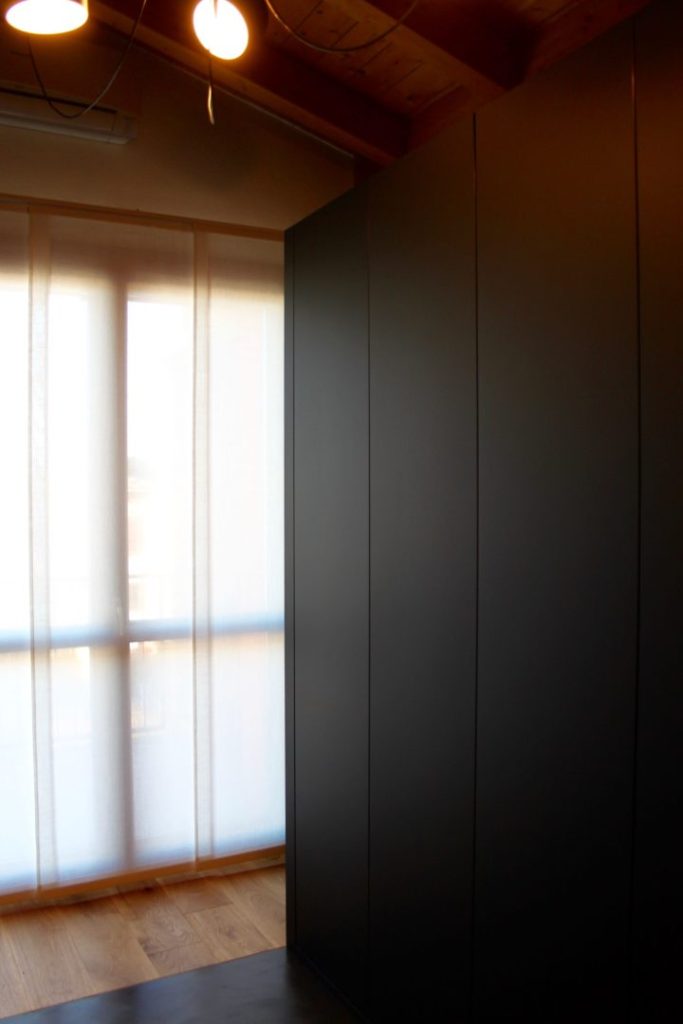 Une partie dressing peinte en noire avec un eporte dissimulée