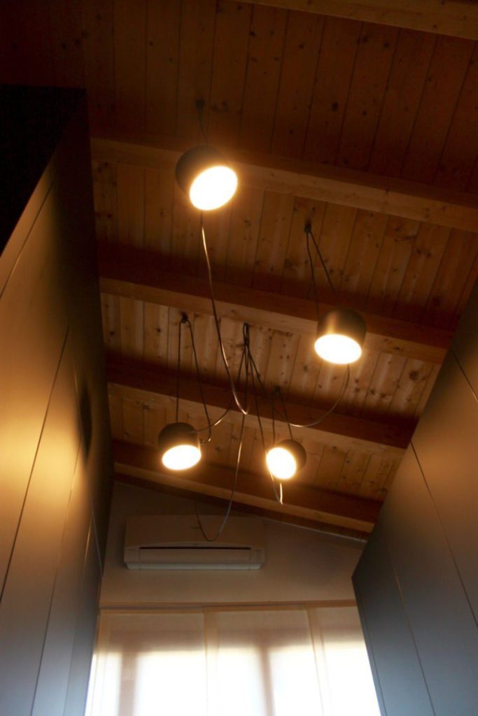 Luminaire spot pour l'aménagement d'un appartement mansardé