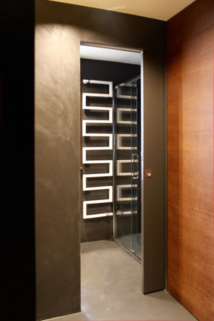 Porte coulissante invisible pour aménagement d'un appartement mansardé