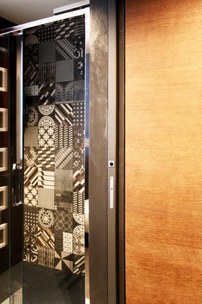 Vue plus proche d'une porte coulissante invisible pour aménagement d'un appartement mansardé