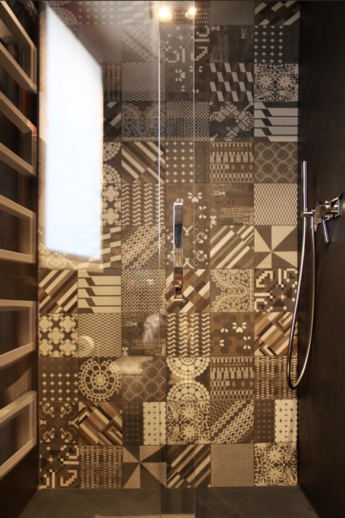 Douche à l'italienne habillée d'une faïence graphique grise et noire