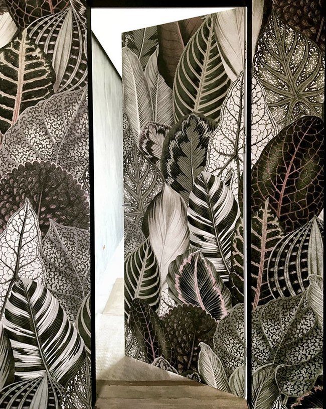 Papier peint dissimulant une porte battante invisible dans un style urban jungle