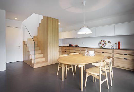 ECLISSE aménagement d'un duplex, vue de l'escalier depuis le salon cuisine