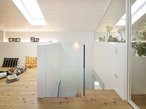 Une vue face à l'escalier à l'étage de ce projet de rénovation de duplex