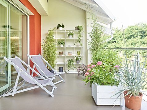 Vue extérieur de la terrasse attenante à l'espace salon cuisine
