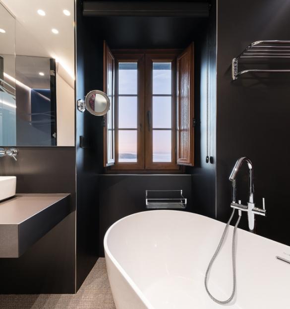 Une salle de bain attenante à l'espace nuit, atypique pour ce genre de phare