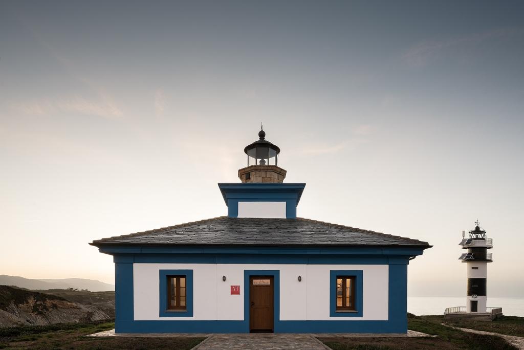 Vue du phare atypique en extérieur