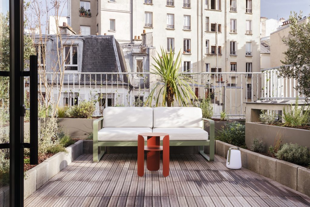 Une terrasse d'un appartement rénové sur les toits de Paris