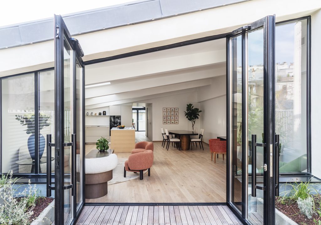 Vue de l'espace séjour cuisine depuis la terrasse sur les toits de Paris